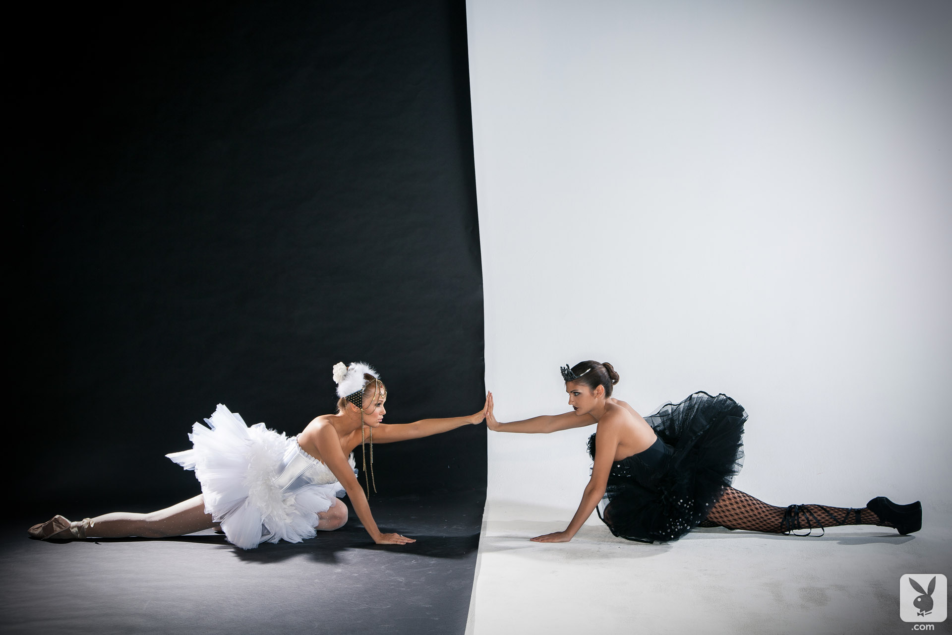 Две молодые балерины показывают сиськи и попки у стены