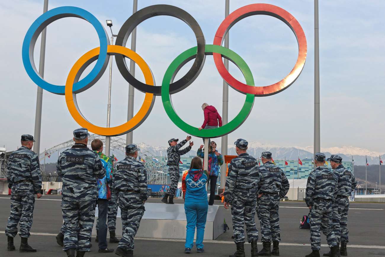 Кольца Олимпийские на площади в Олимпийском парке