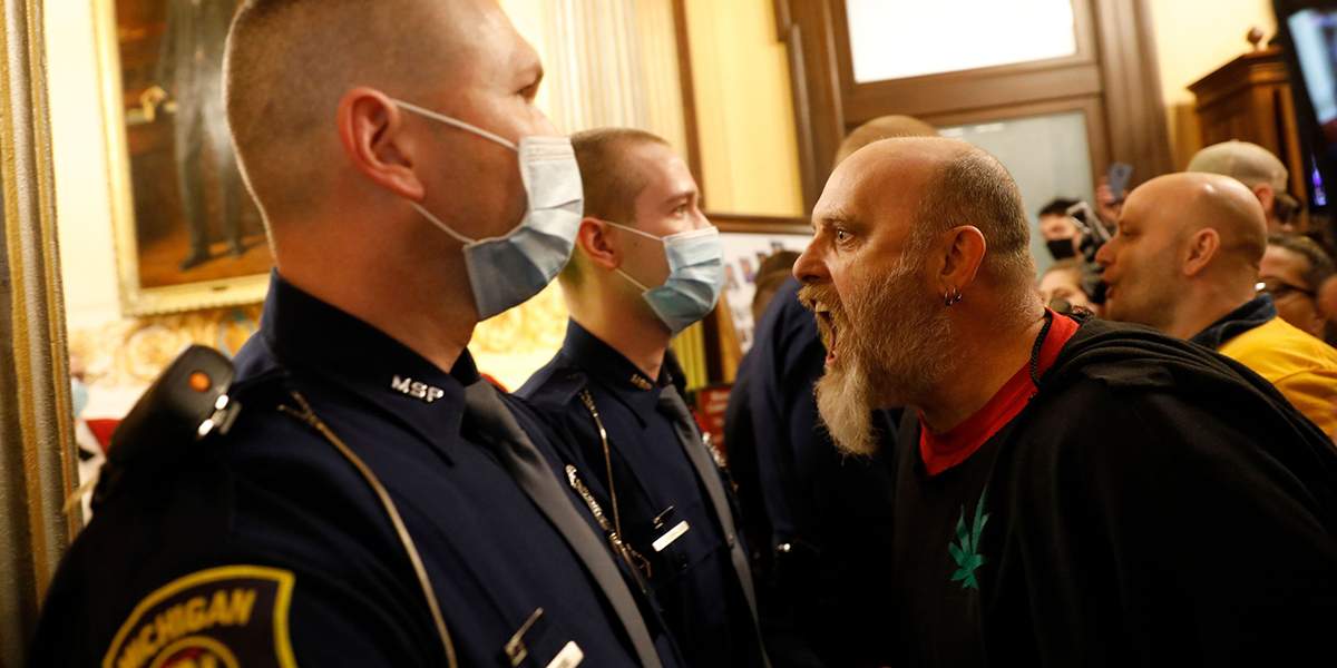 Силовое задержание: взгляд российского полицейского на задержание Флойда и беспорядки в США