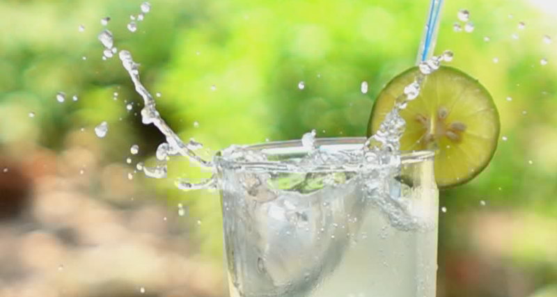 Аномалия плотности: почему лед не тонет в стакане с водой