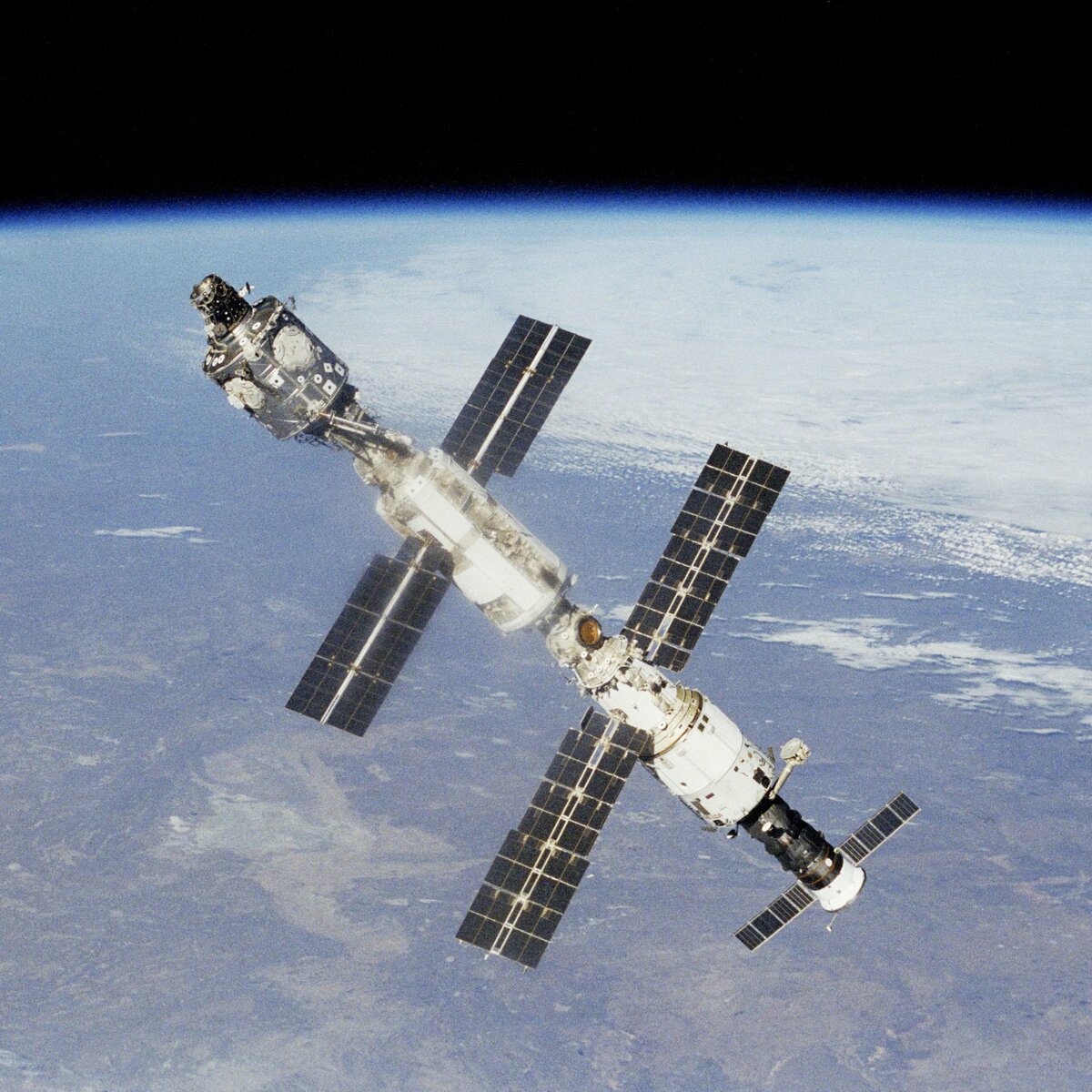 МКС. Сборка на орбите. Фото из Яндекс-коллекции.