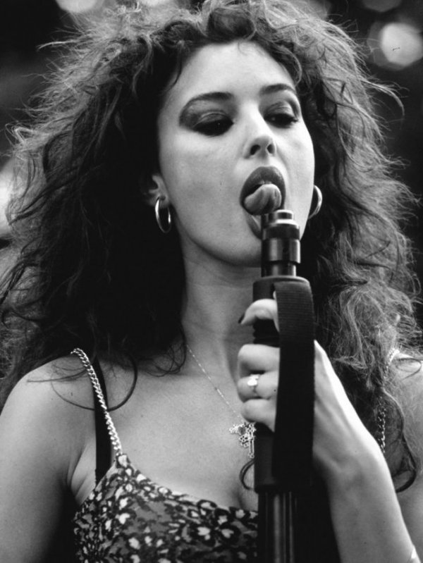 Знаменитые актрисы, которые держат оружие в руках