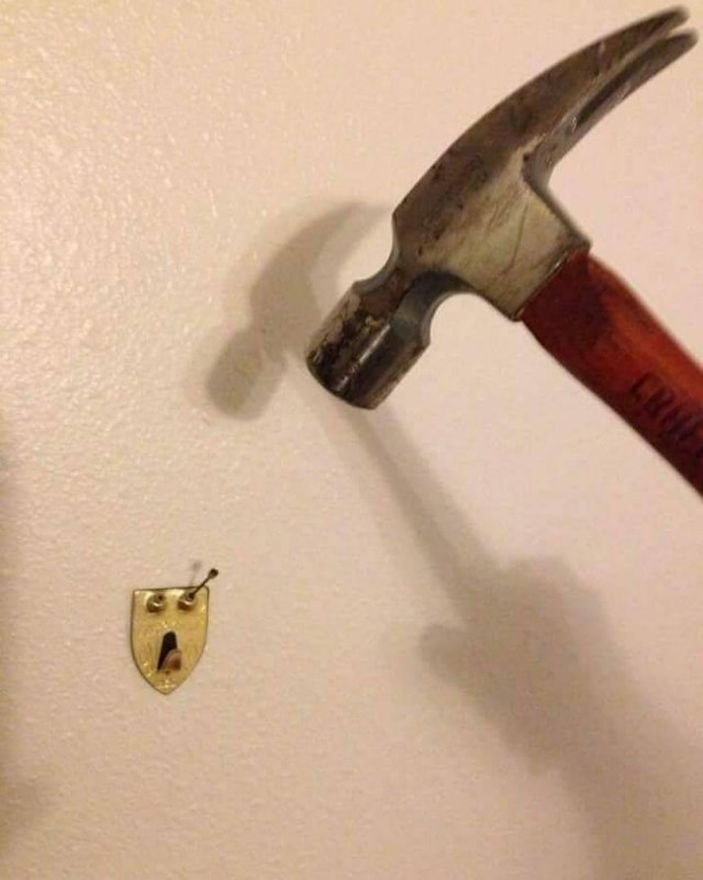 Молоток и гвоздь