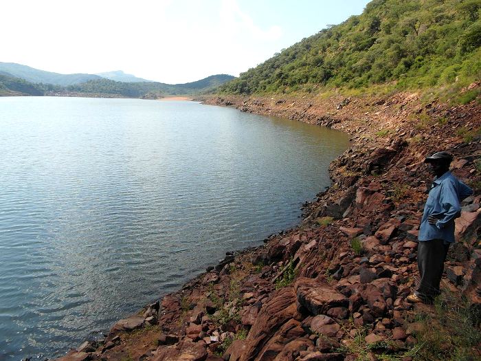 Местный житель у священного озера. /Фото: sacredsites.com