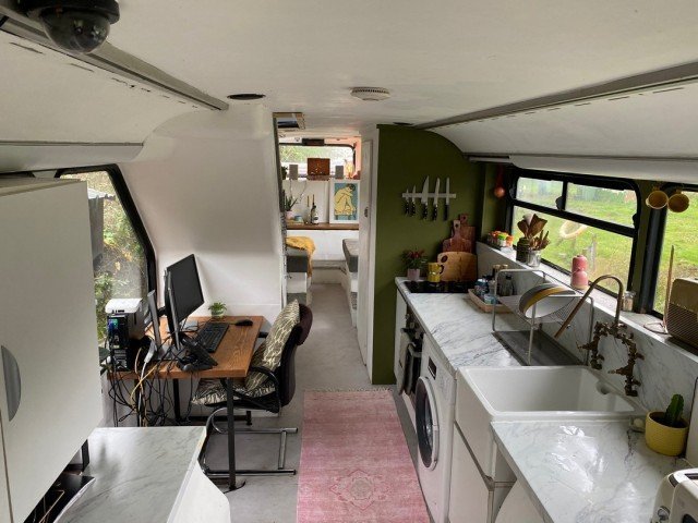 Парень с девушкой превратили двухэтажный автобус в отличный дом Парень с девушкой превратили двухэтажный автобус в отличный дом