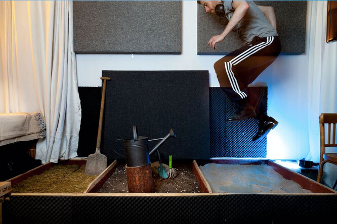 Создатель звуков для фильмов за работой