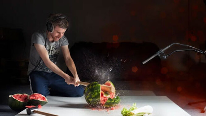 Создатель звуков для фильмов за работой