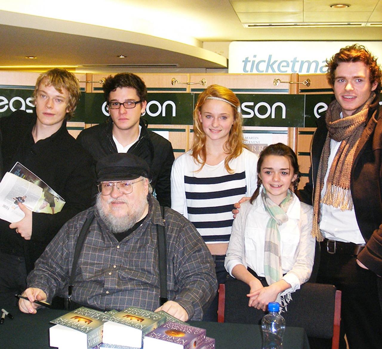 Джордж Мартин с будущими звездами Игры престолов на автограф–сессии, 2009 год, Белфаст