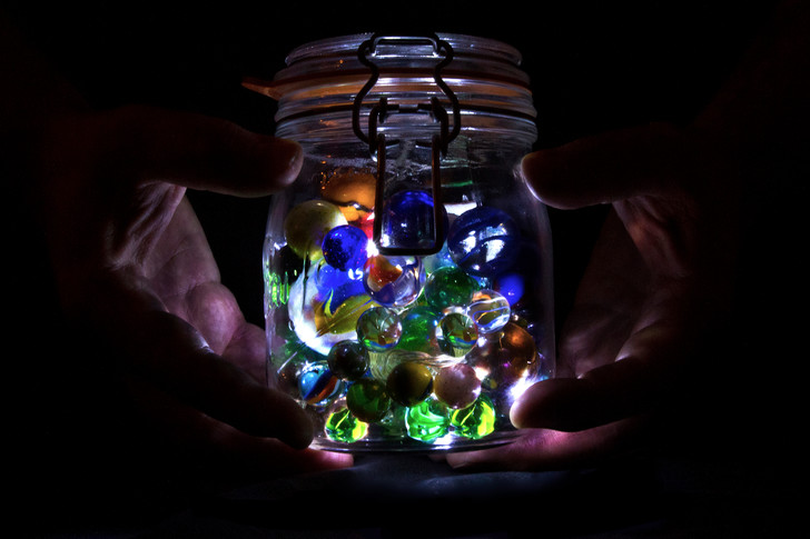 Фото №1 - Почему в некоторых панельных домах соседи сверху «катают стеклянные шарики»?