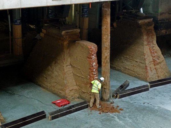 Большая часть Амстердама построена на деревянных столбах, вбитых в землю на глубину 12 метров