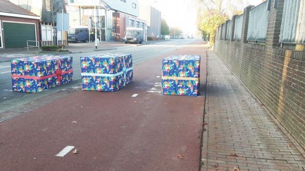 Дорожные заграждения делают в виде подарочных коробок