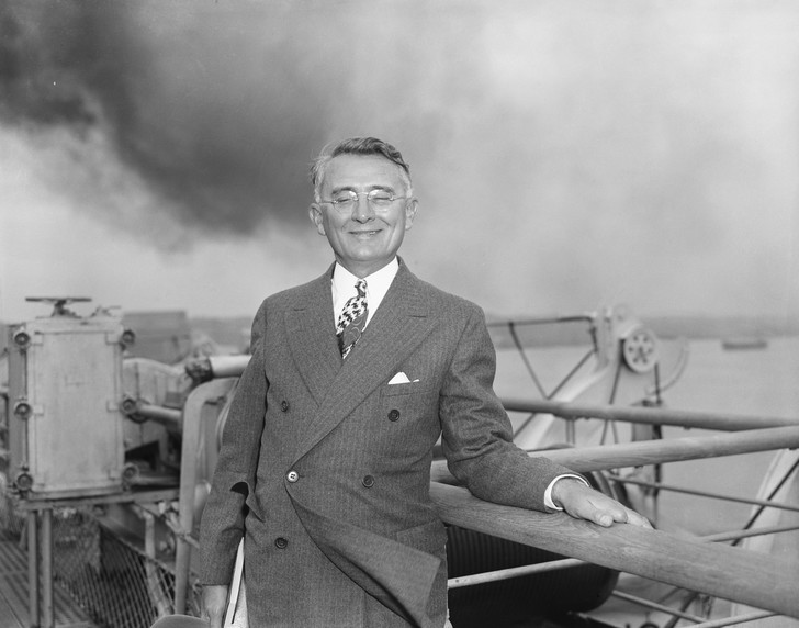 Фото №1 - Насколько счастливо жили самые известные продавцы счастья — от Дейла Карнеги до Рональда Хаббарда