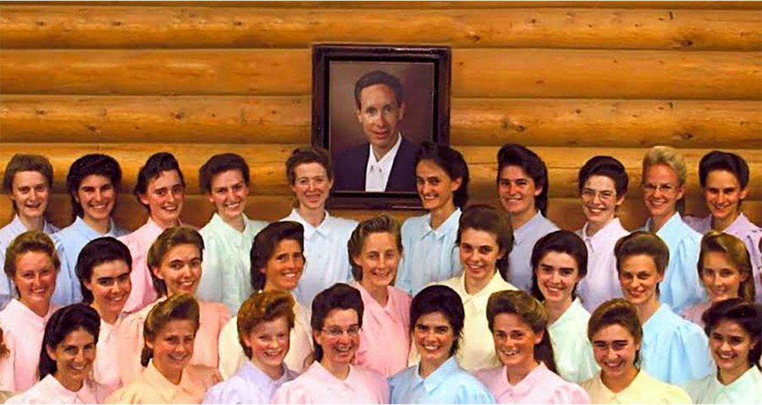 Каннибализм, кастрация и растление детей: внутри 9 самых развратных лидеров культов в истории