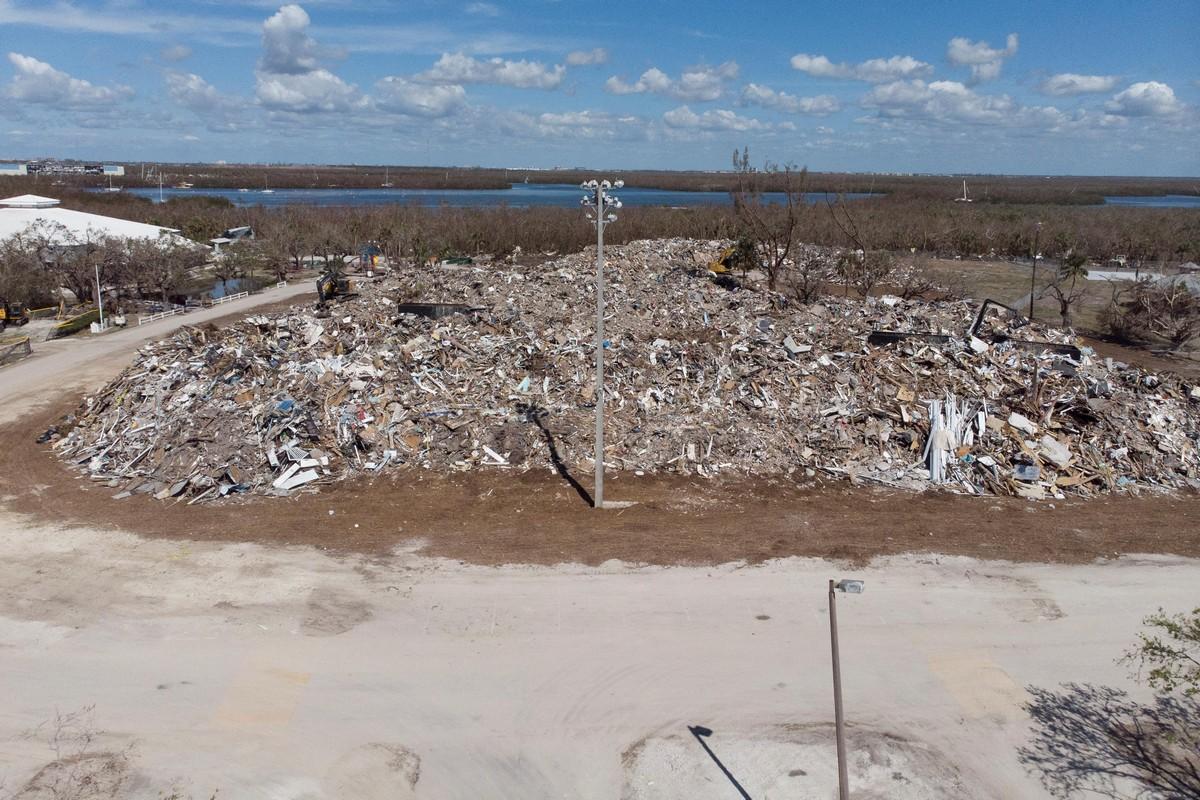 Через месяц после того, как ураган Йен опустошил Форт-Майерс