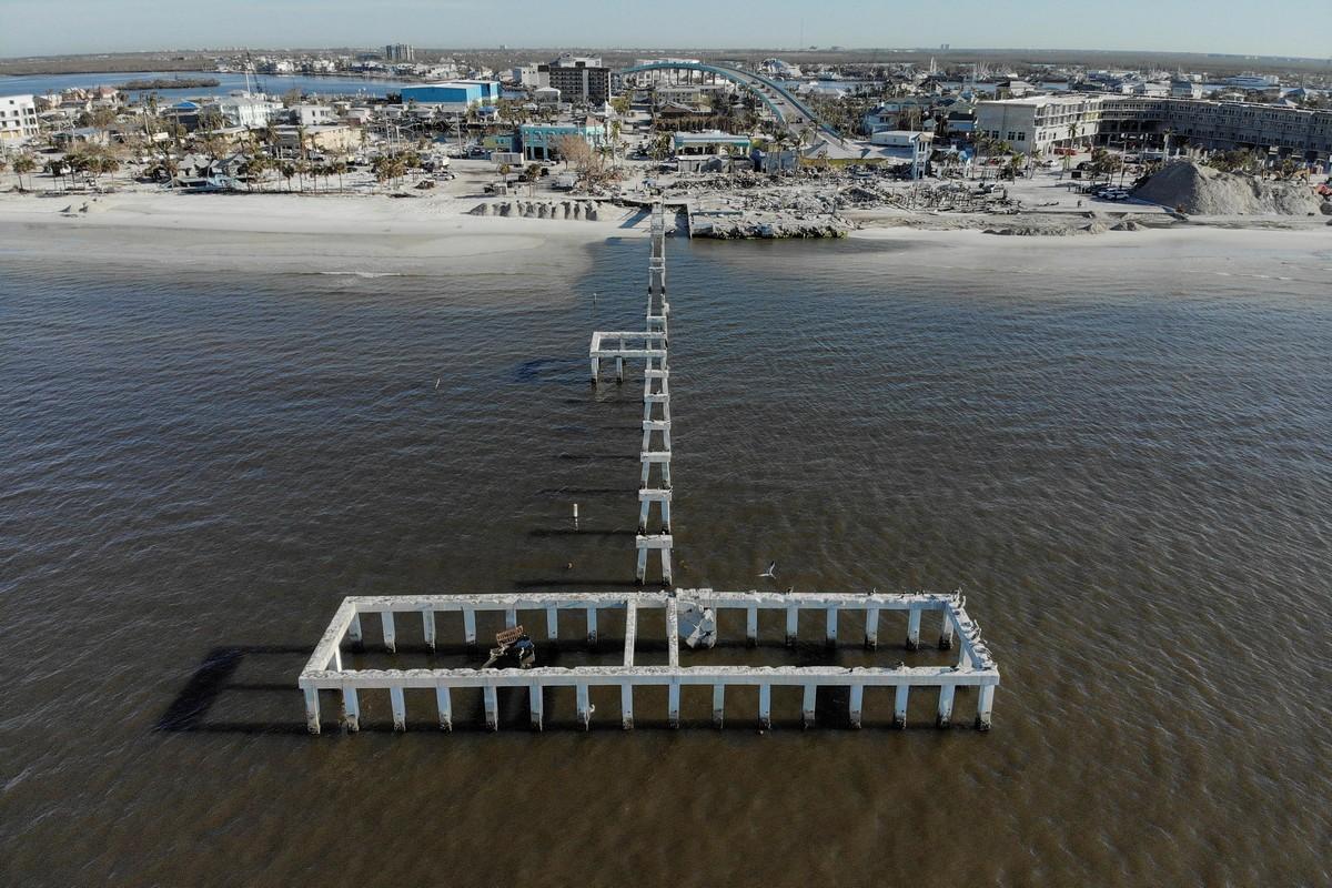 Через месяц после того, как ураган Йен опустошил Форт-Майерс