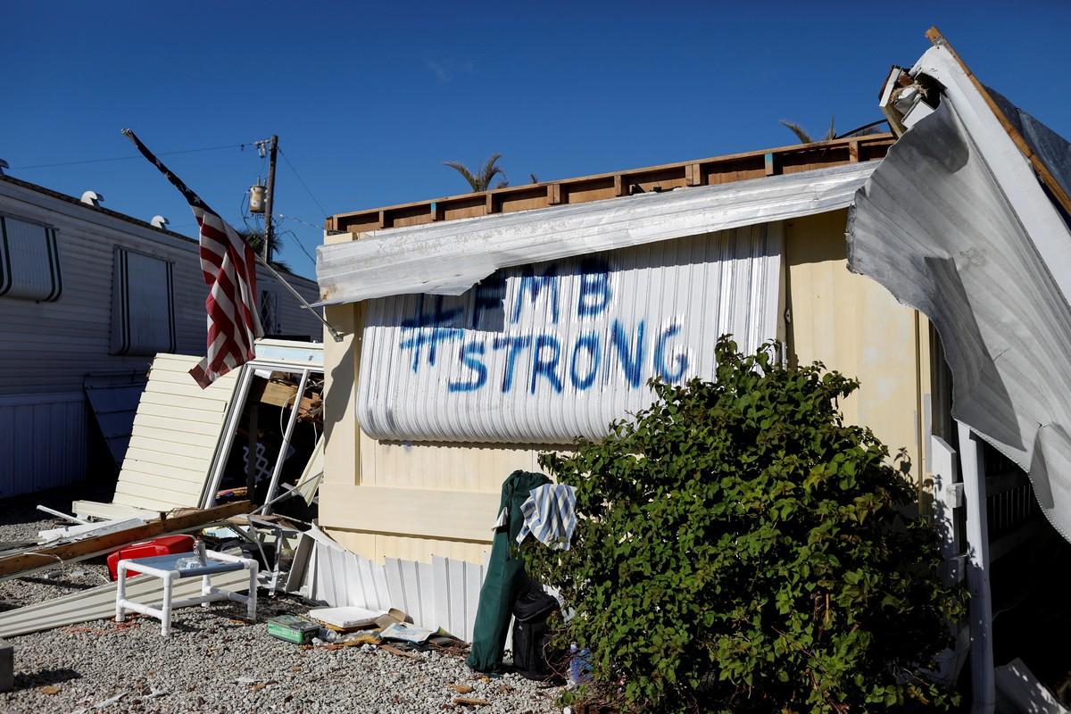 Через месяц после того, как ураган Йен опустошил Форт-Майерс
