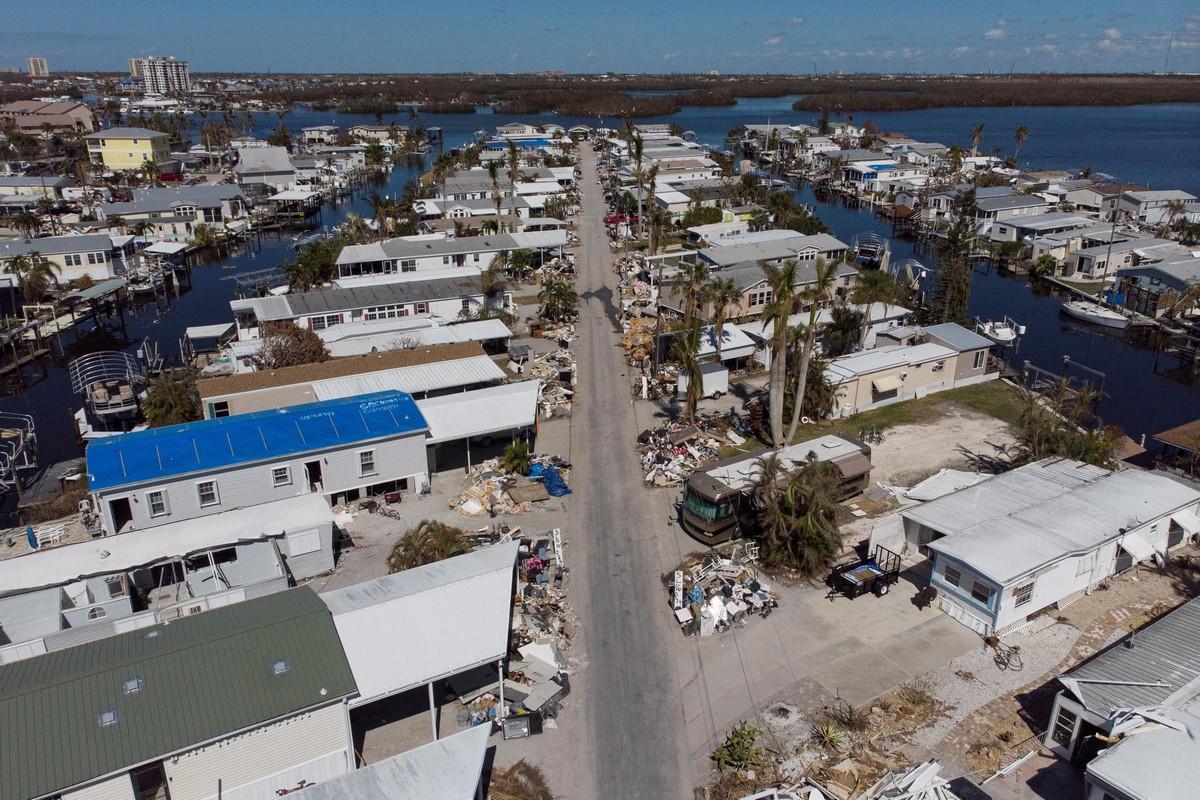 Через месяц после того, как ураган Йен опустошил Форт-Майерс