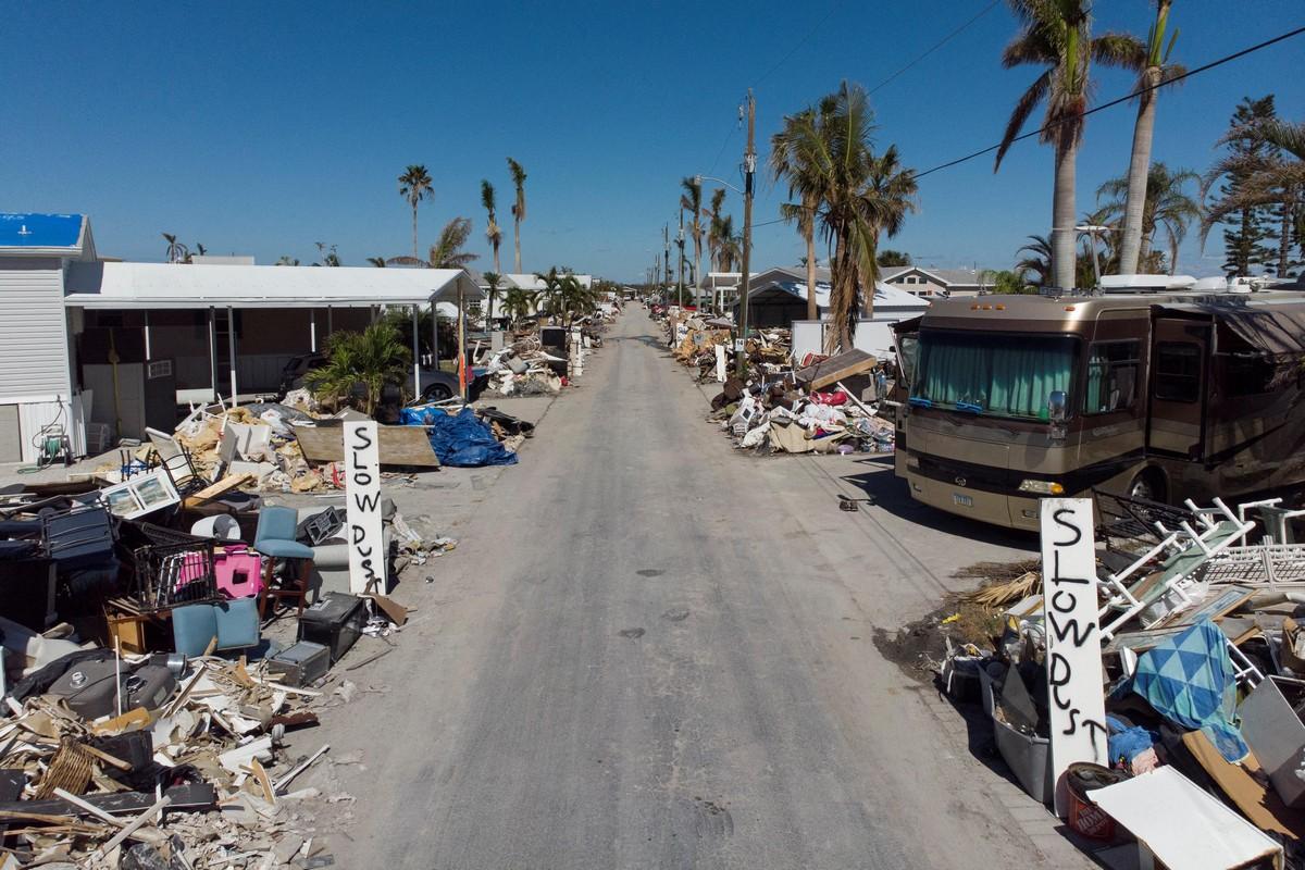 Через месяц после того, как ураган Йен опустошил Форт-Майерс