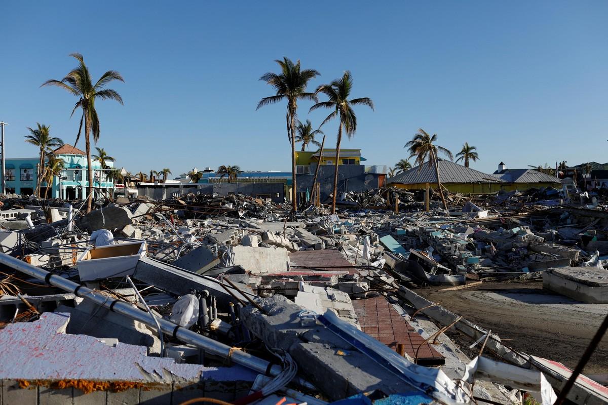 Через месяц после того, как ураган Йен опустошил Форт-Майерс