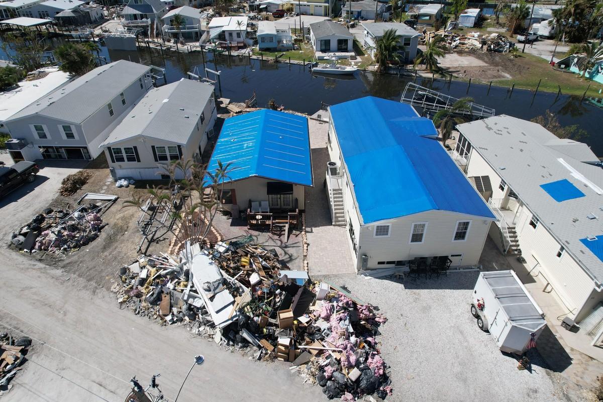 Через месяц после того, как ураган Йен опустошил Форт-Майерс