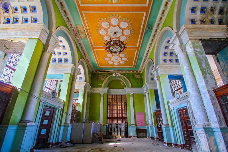 Заброшенный из-за войны ЖД вокзал знаменитого курортного города "Гагра"