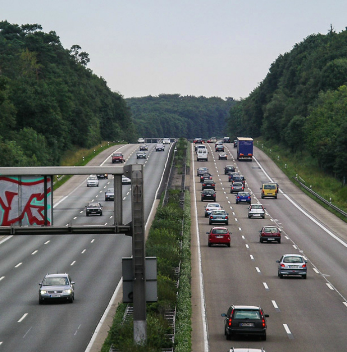 В Германии нельзя останавливаться на автобане. | Фото: Vahi.