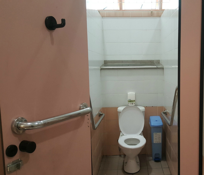 Штраф тем, кто не смывает за собой в Сингапуре. | Фото: Пикабу.