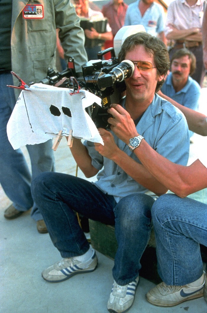 12. Стивен Спилберг снимает фильм &quot;Инопланетянин&quot;. Его камера завешена специально, чтобы показывать точку зрения инопланетянина