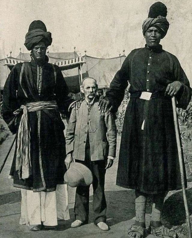 Путешественник Джеймс Рикалтон и два гиганта из Кашмира, Индия, 1903 год