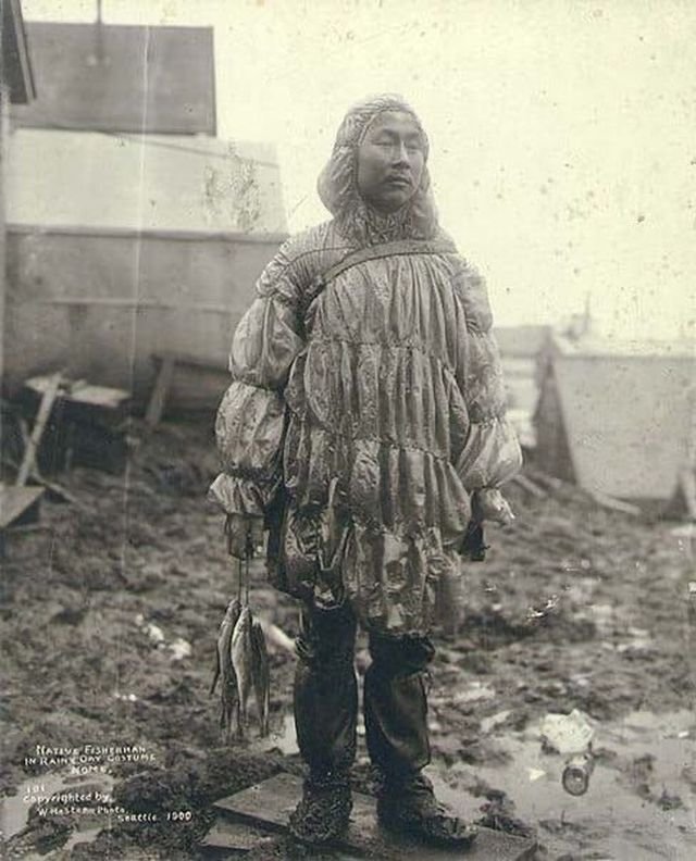 Алеут в одeжде из кишок морского льва. Аляска, 1900 год.
