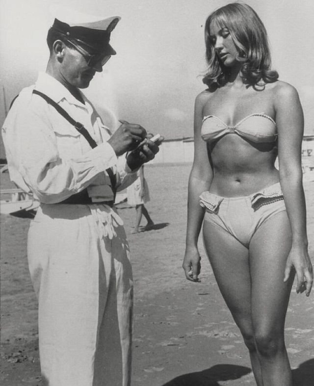 Штраф за слишком откровенный купальник на пляже Римини, Италия, 1957 год.
