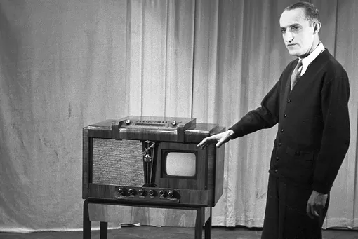 Польский киноактер Казимеж Рудский показывает телевизор «Ленинград Т-2», 1954 г. фото