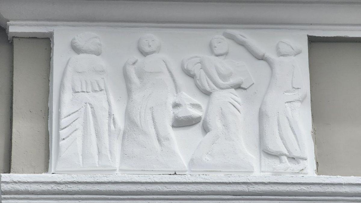Реставрация барельефа на фасаде колледжа искусств в Ельце. Был классицизм, стал примитивизм.