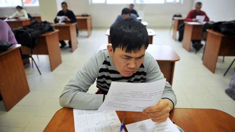 Процент мигрантов, не сдавших экзамен по русскому языку, внезапно вырос с 3% до 30%