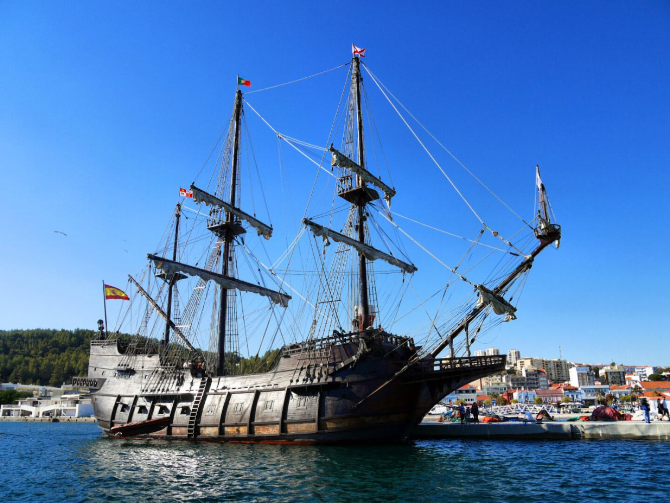 Яхта Galleon