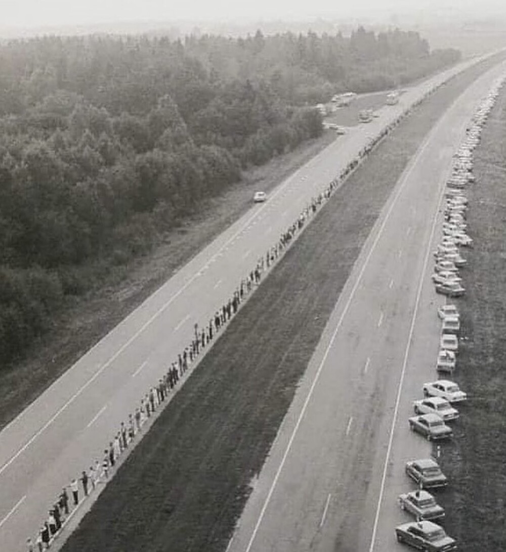 8. 23 августа 1989 года в Литве, Латвии и Эстонии прошла акция &quot;Балтийский путь&quot;