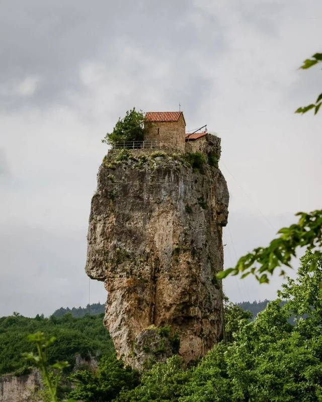 Храм на столпе Кацхи, Грузия