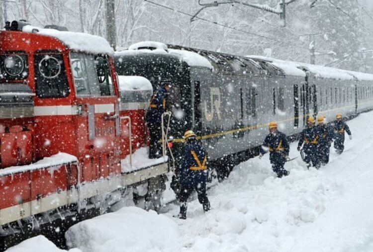 Самое снежное место в мире. Снег в Аомори создает проблемы даже для поездов. Источник изображения: travelask.ru. Фото.
