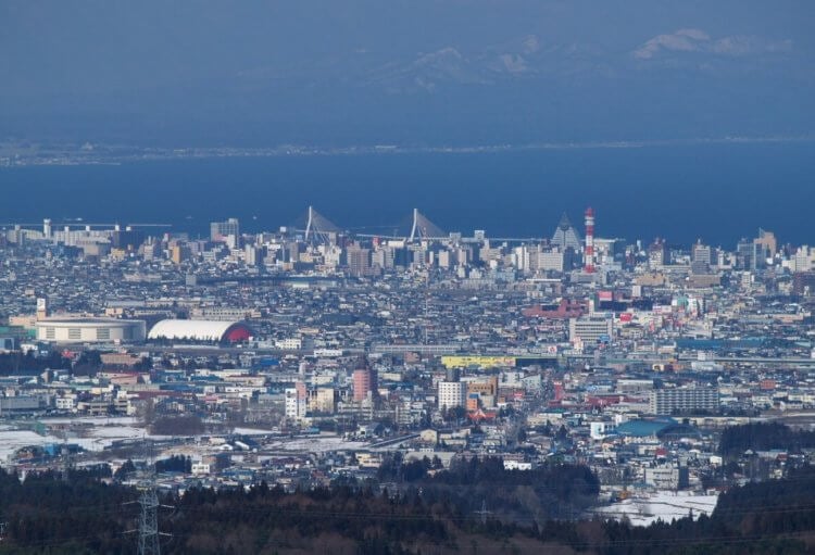 Японский город Аомори. Японский город Аомори летом. Источник изображения: wikimedia.org. Фото.