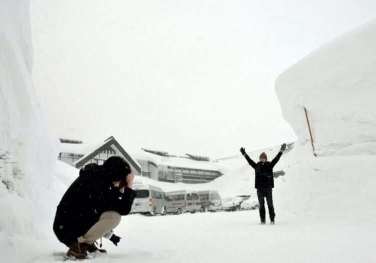 Самое снежное место в мире. Высота сугробов в Аомори больше, чем рост взрослого человека. Источник изображения: travelask.ru. Фото.