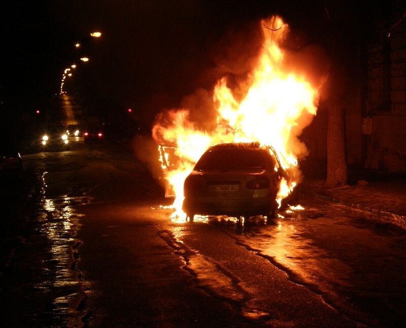 В новогоднюю ночь во Франции сожгли почти тысячу автомобилей