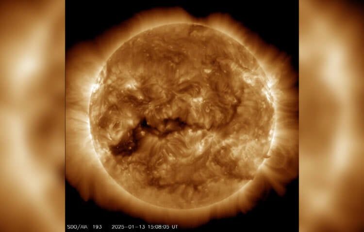 Корональная дыра на Солнце. На новом снимке Солнца корональная дыра видна очень хорошо. Источник изображения: NASA. Фото.