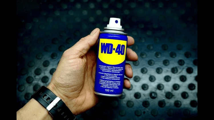 5 неожиданных применений WD-40. WD-40 изобретено в 1952 году Норманом Ларсеном в качестве влаговытесняющего и предотвращающего коррозию средства. Источник изображения: evakuatop.ru. Фото.