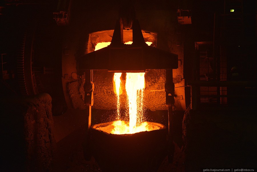 Конвертерное отделение. Выгрузка шлака в ковш Конвертерное отделение. Выгрузка шлака в ковш