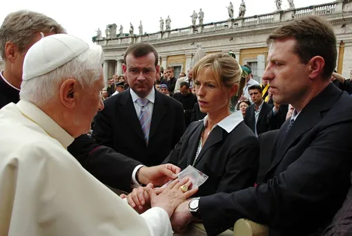 Кейт и Джерри Маккэн на еженедельной аудиенции Папы Бенедикта XVI в Ватикане