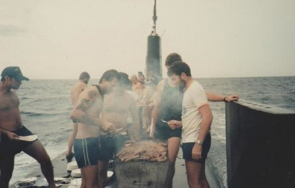 Пожарить шашлык посреди моря, пока враг не видит? Запросто! Пожарить шашлык посреди моря, пока враг не видит? Запросто!