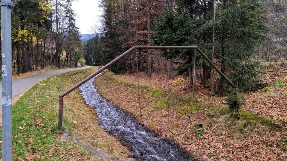 6. «Зачем висят эти цепочки в форме буквы W?» 6. «Зачем висят эти цепочки в форме буквы W?»