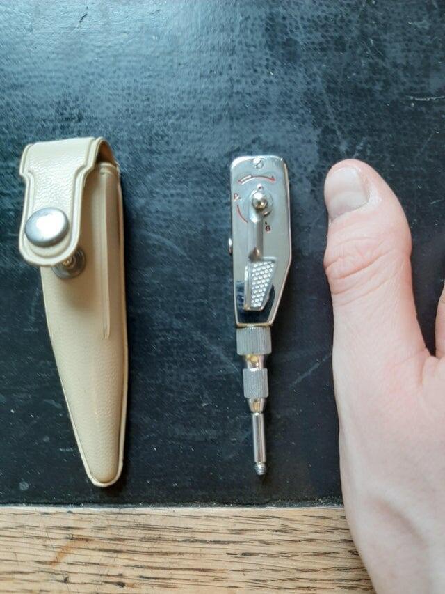 11. «Вещица из комиссионного магазина, когда дёргаешь за ручку, внутри что-то заводится» 11. «Вещица из комиссионного магазина, когда дёргаешь за ручку, внутри что-то заводится»