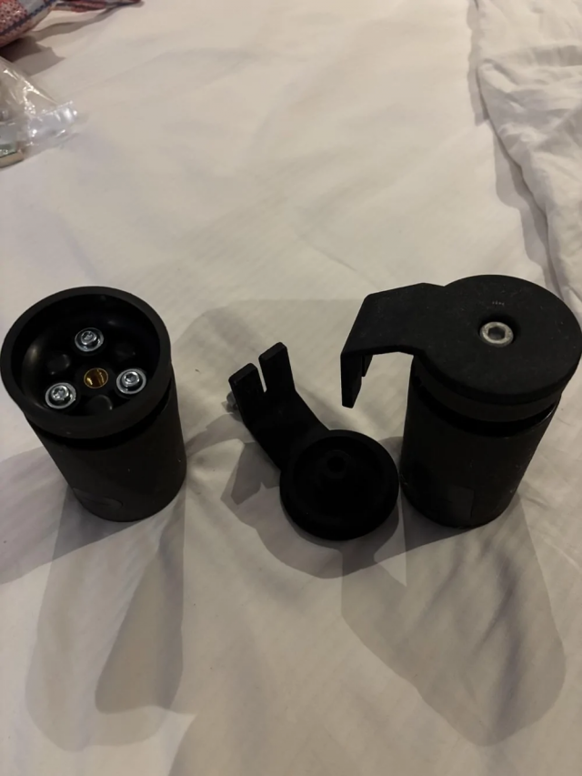 2. Мигающие цилиндры под кроватью в номере отеля