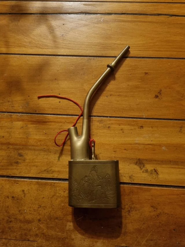 9. Латунная конструкция из двух частей с выгравированным изображением